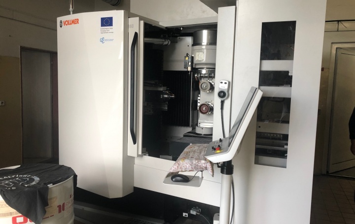 Nové 5 osé CNC centrum VOLLMER Vgrind 360